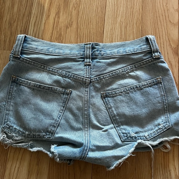 Talula / Aritzia size 26 jean ripped shorts - Picture 3 of 4